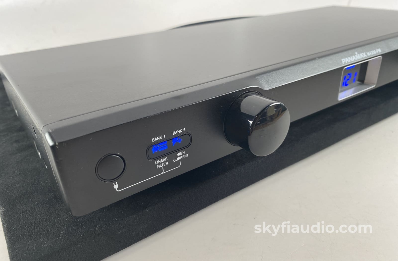 Panamax M4300-Pm A/V Surge Suppressor With Meter Power Conditioner