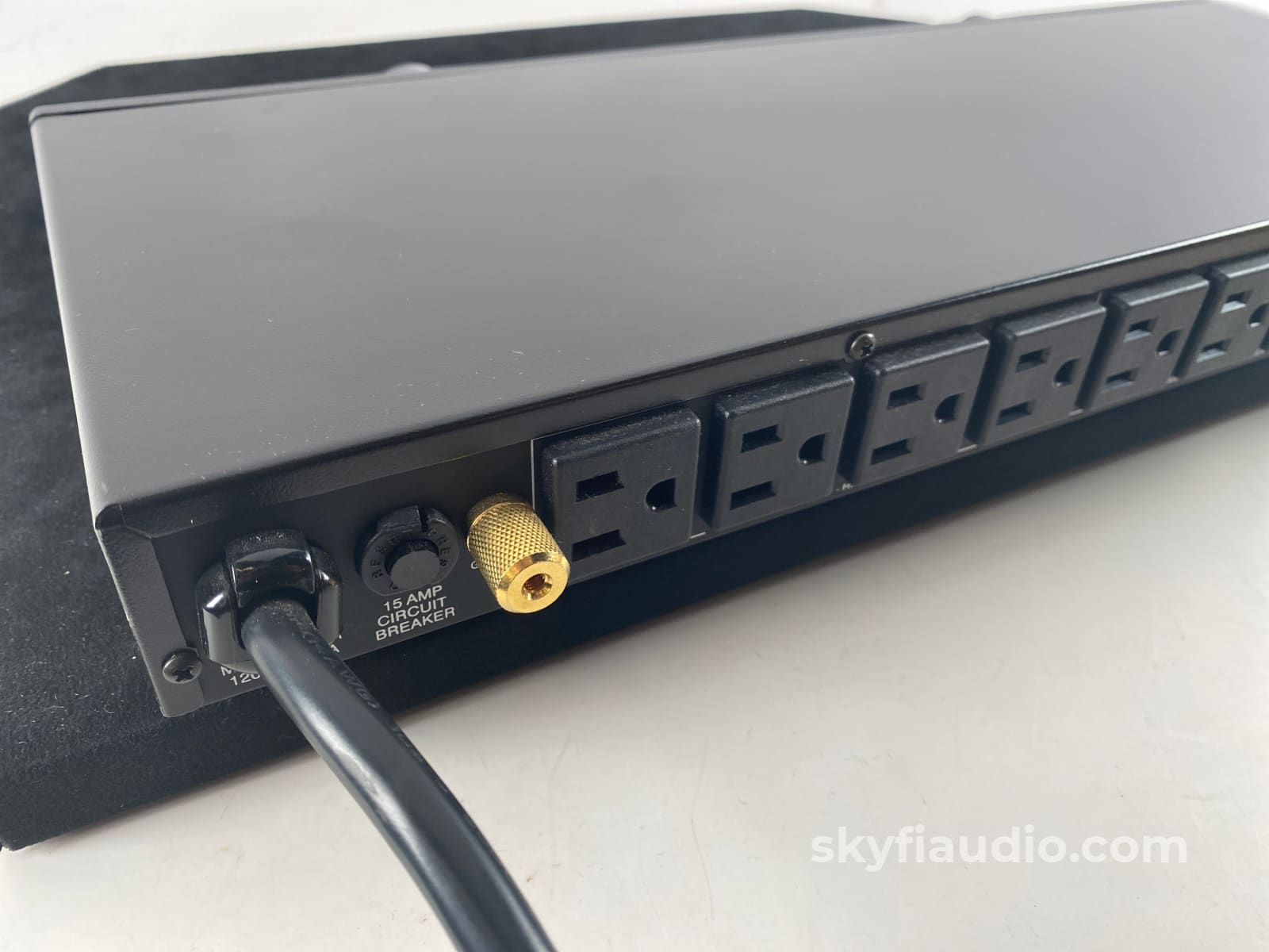 Panamax M4300-Pm A/V Surge Suppressor With Meter Power Conditioner