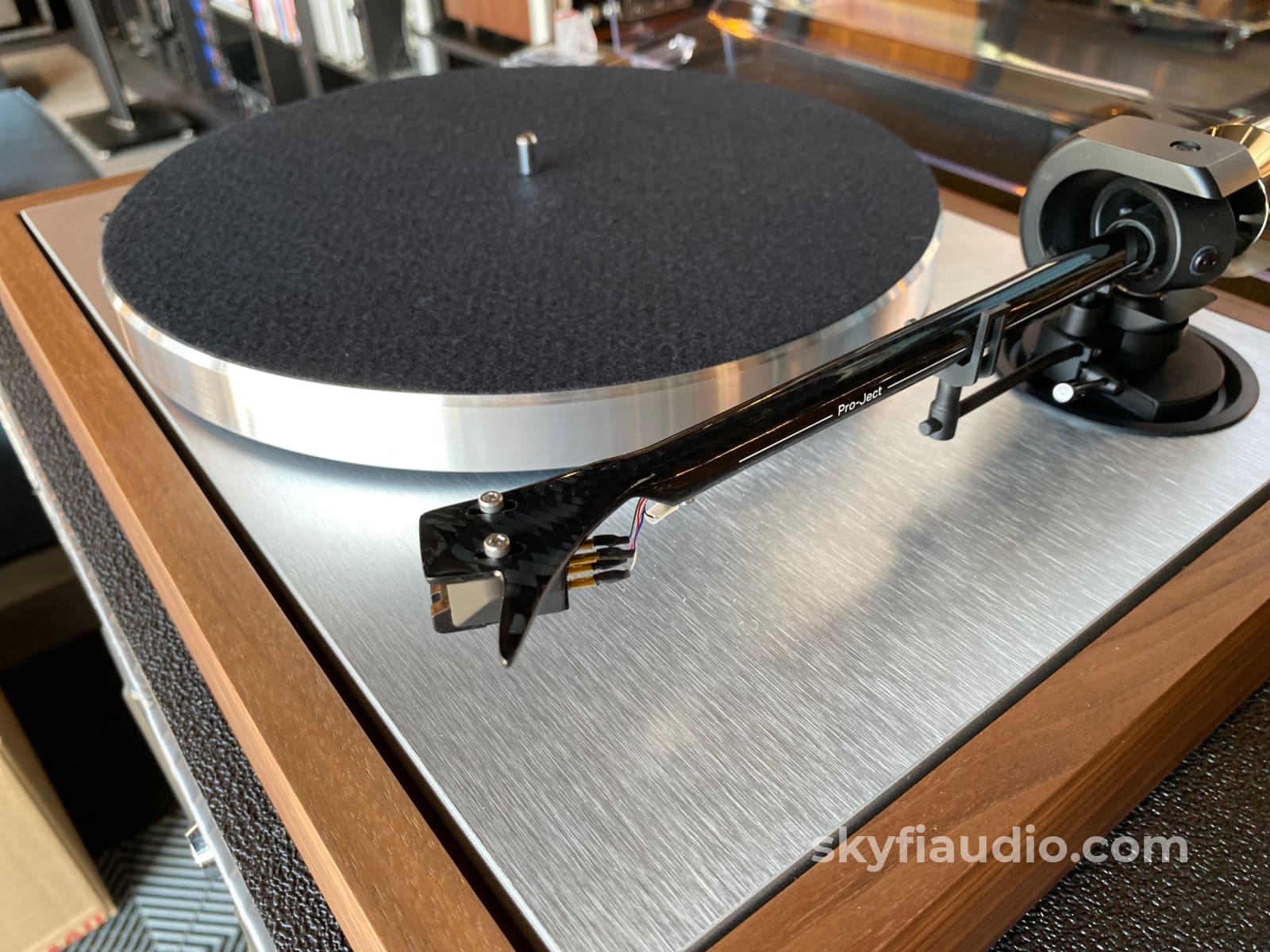 Pro-Ject The Classic Evo Turntable W/Sumiko Amethyst - New