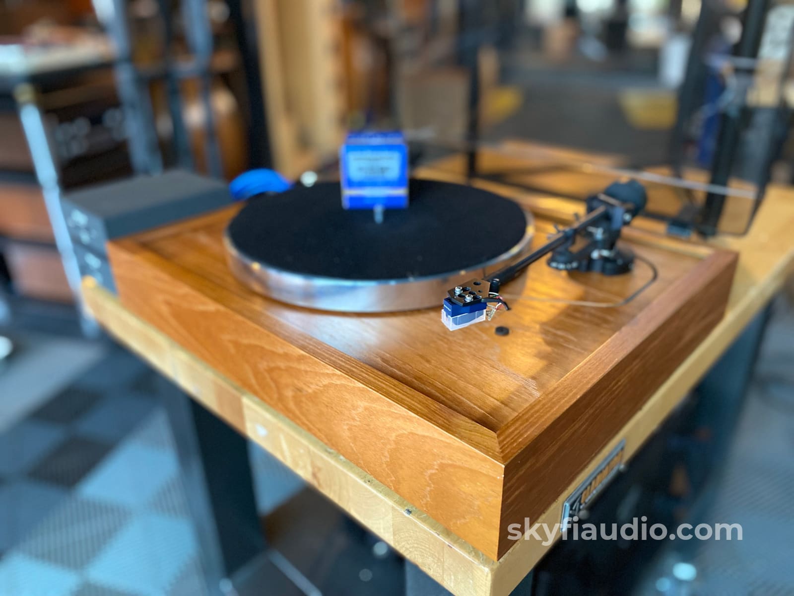 Roksan Xerxes Turntable Package With Power Stand And New Sumiko