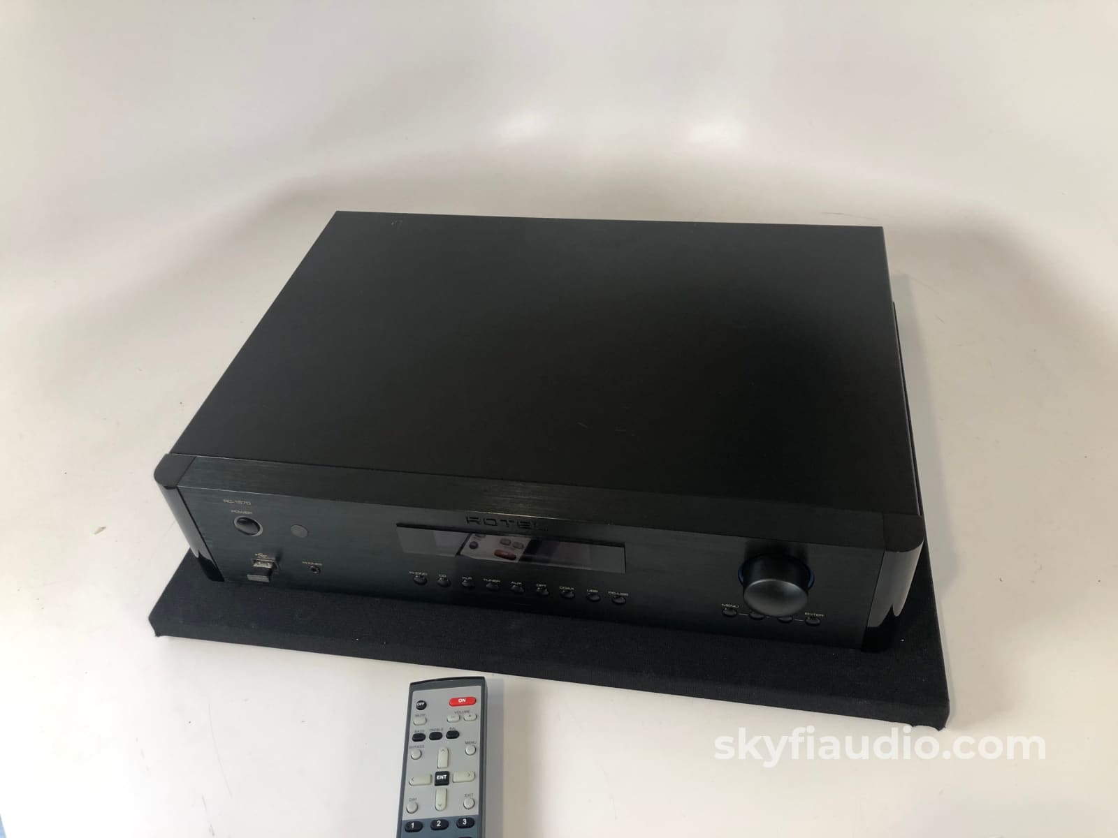 Rotel Rc-1570 Preamp/Dac With Phono Input Preamplifier