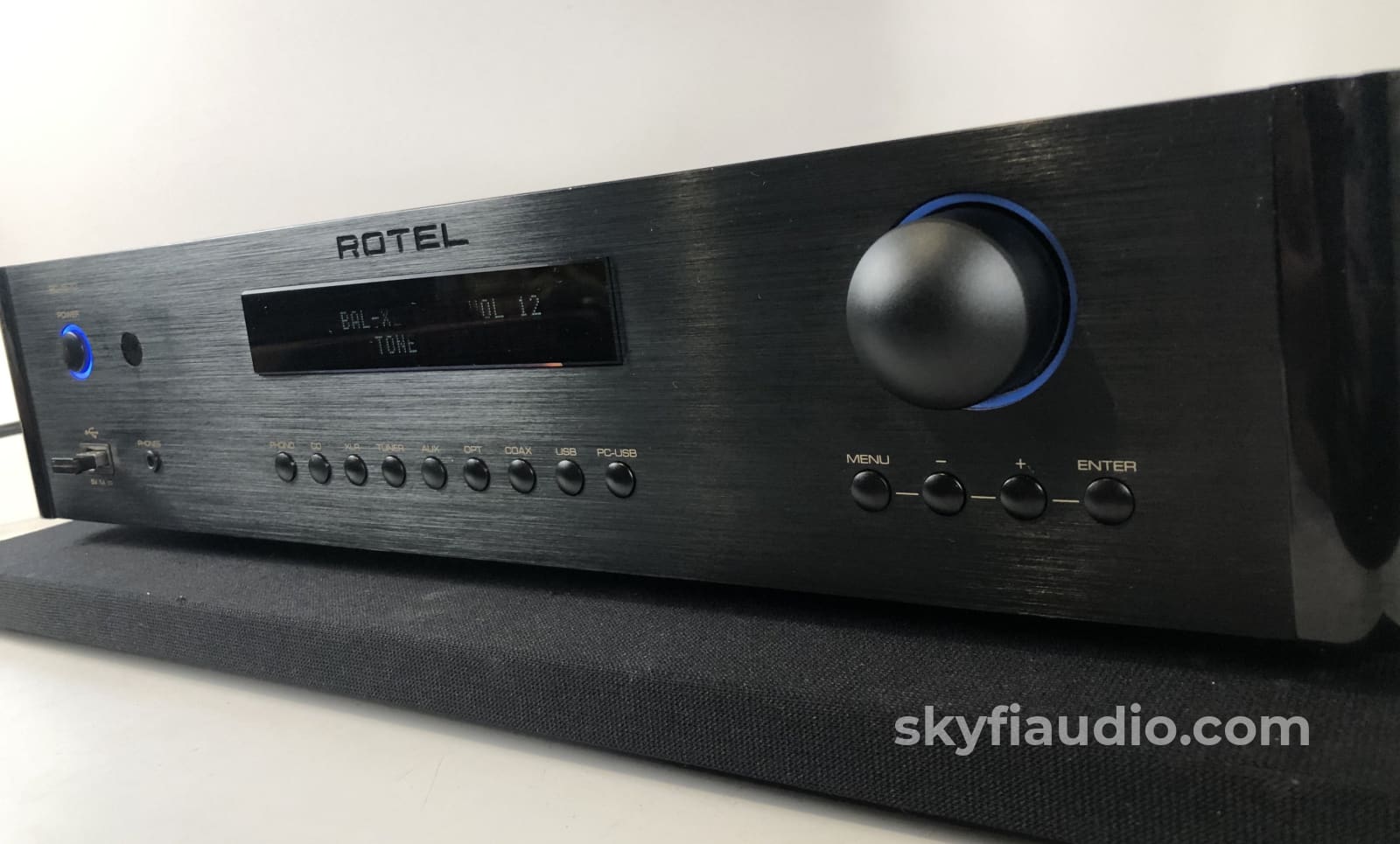 Rotel Rc-1570 Preamp/Dac With Phono Input Preamplifier