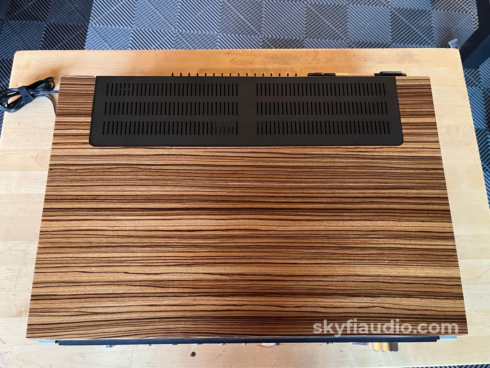 Sansui 9090DB Stereo Receiver w/Zebra Wood Cabinet