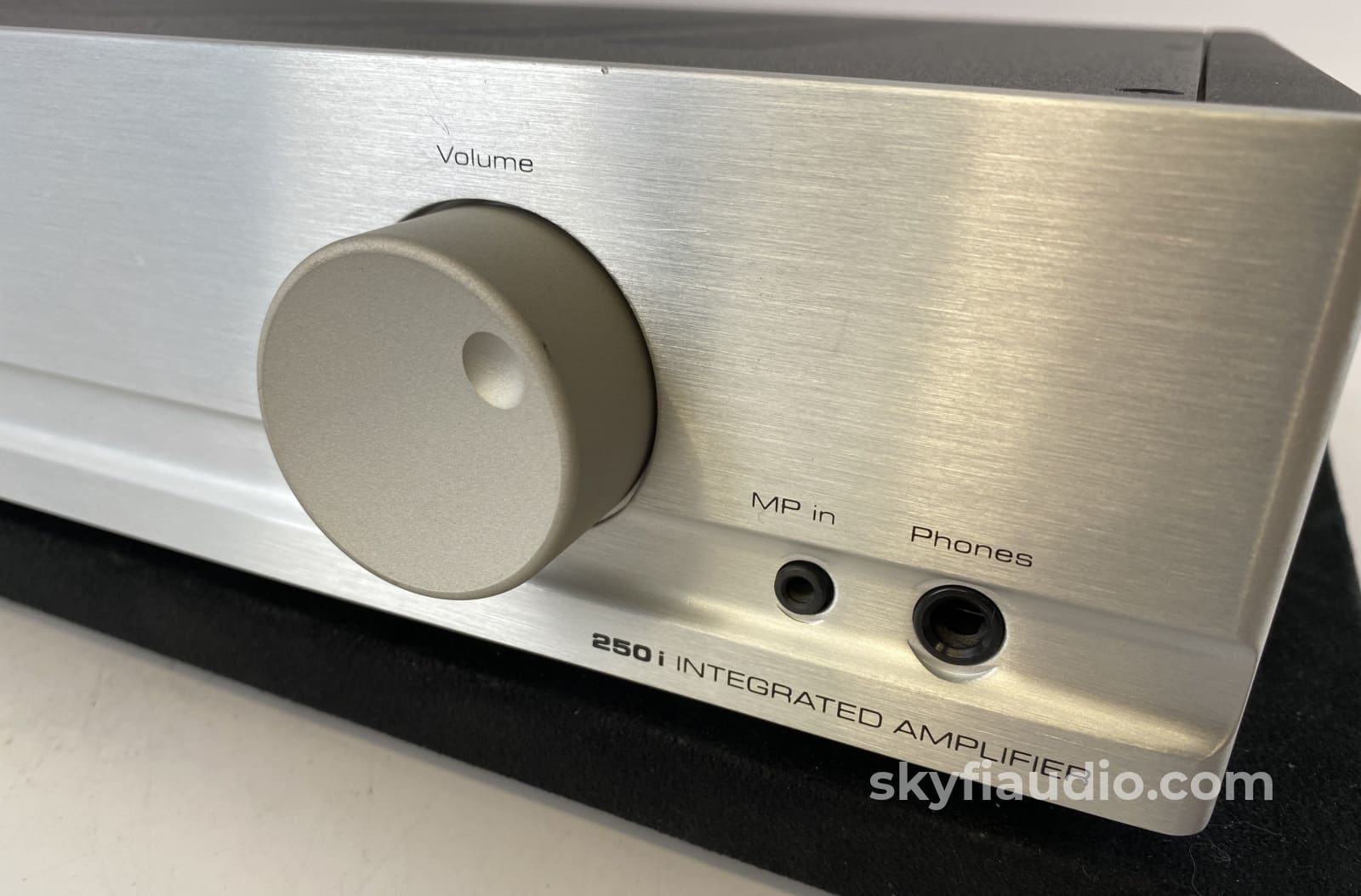 Simaudio MOON 250i Integrated Amplifier - Outstanding Value