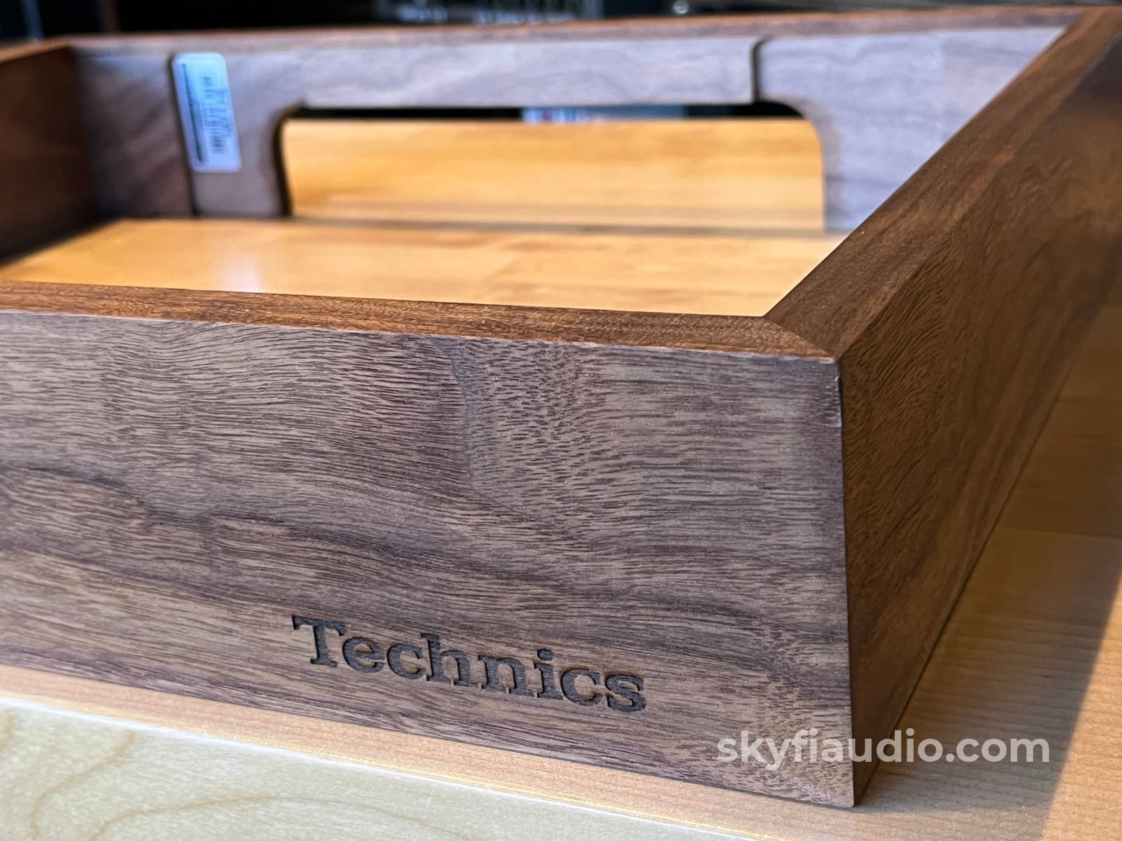 SkyFi Wood Plinth For Technics Turntables Walnut - Pre-Loved - Accessory