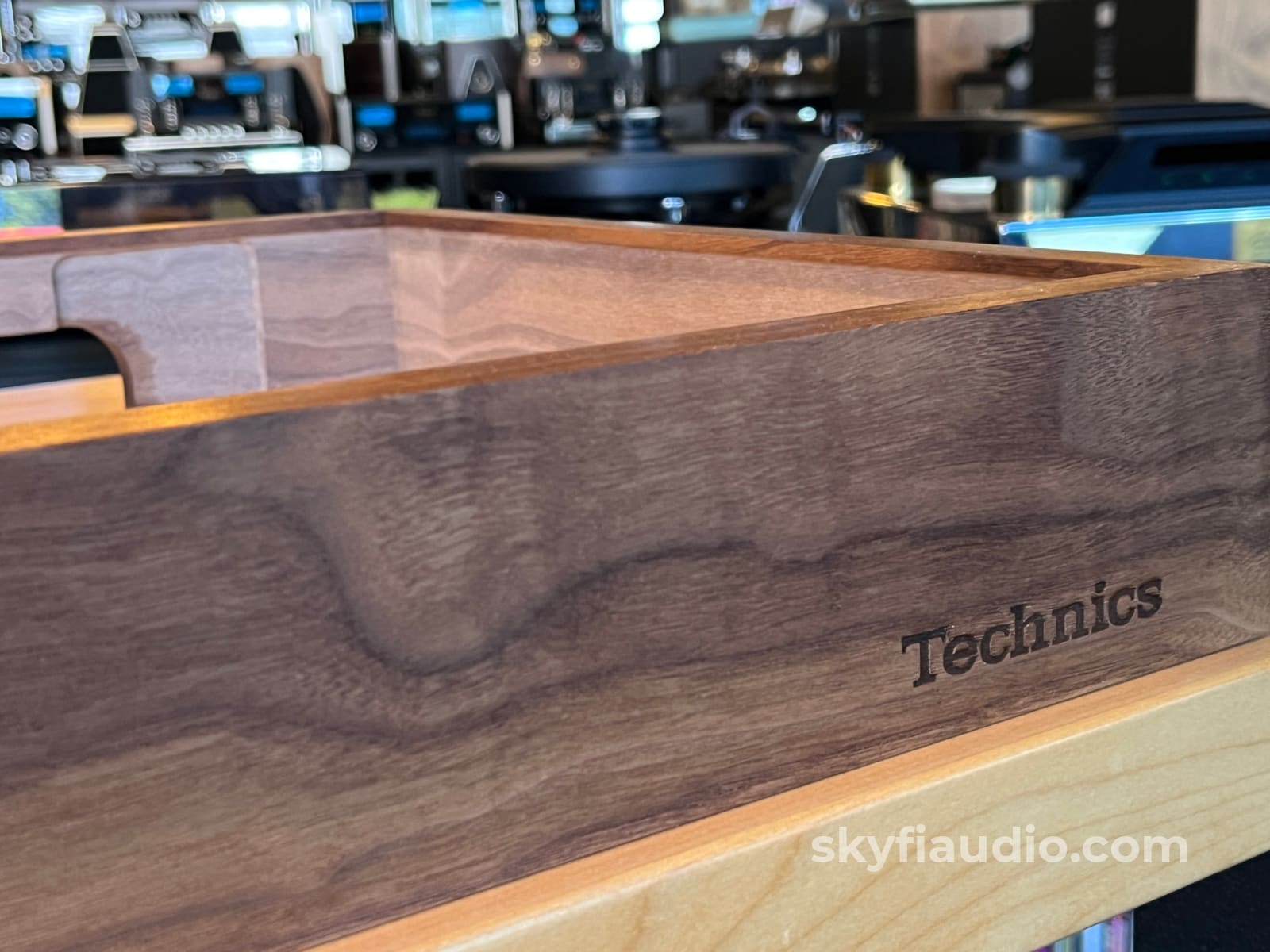 SkyFi Wood Plinth For Technics Turntables Walnut - Pre-Loved - Accessory