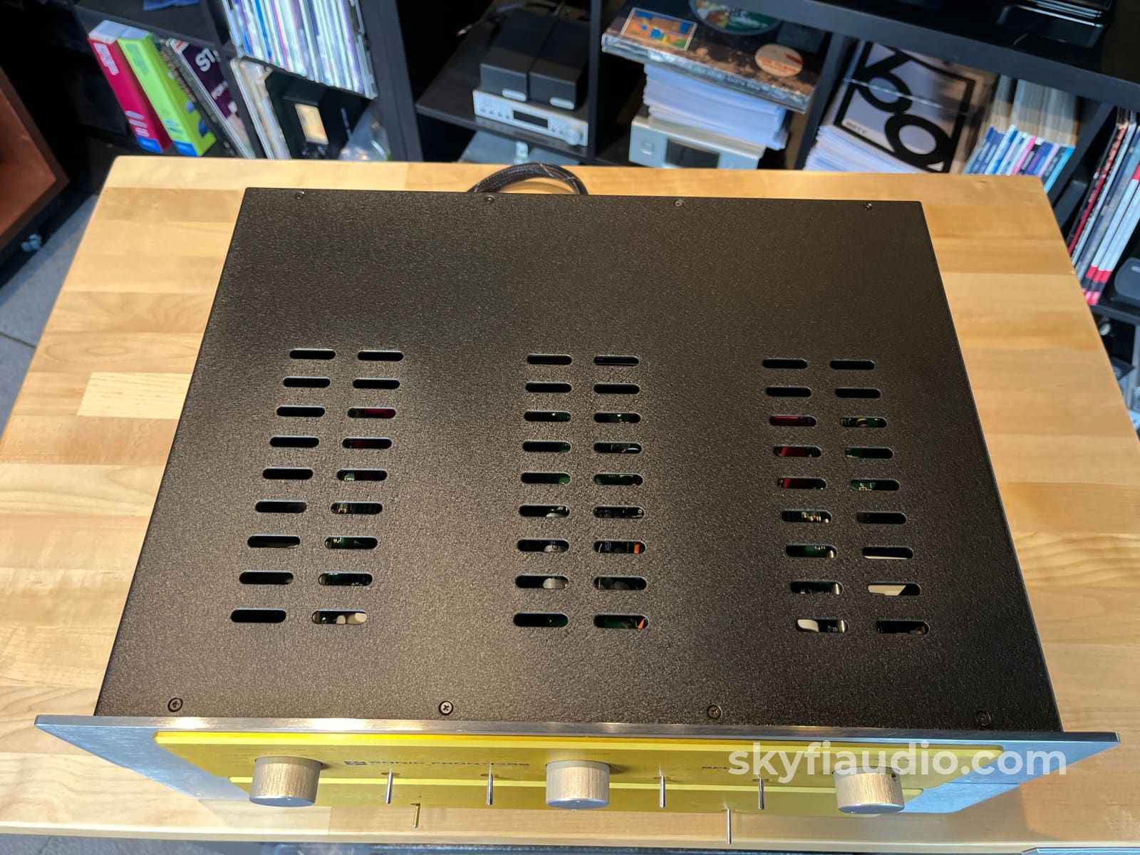 Sonic Frontiers SFL-2 Two Chassis Dual Mono Balanced Preamp - Preamplifier