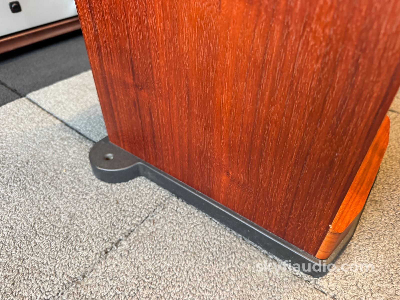 Spendor S8E Floorstanding Speaker Pair - Beautiful Speakers