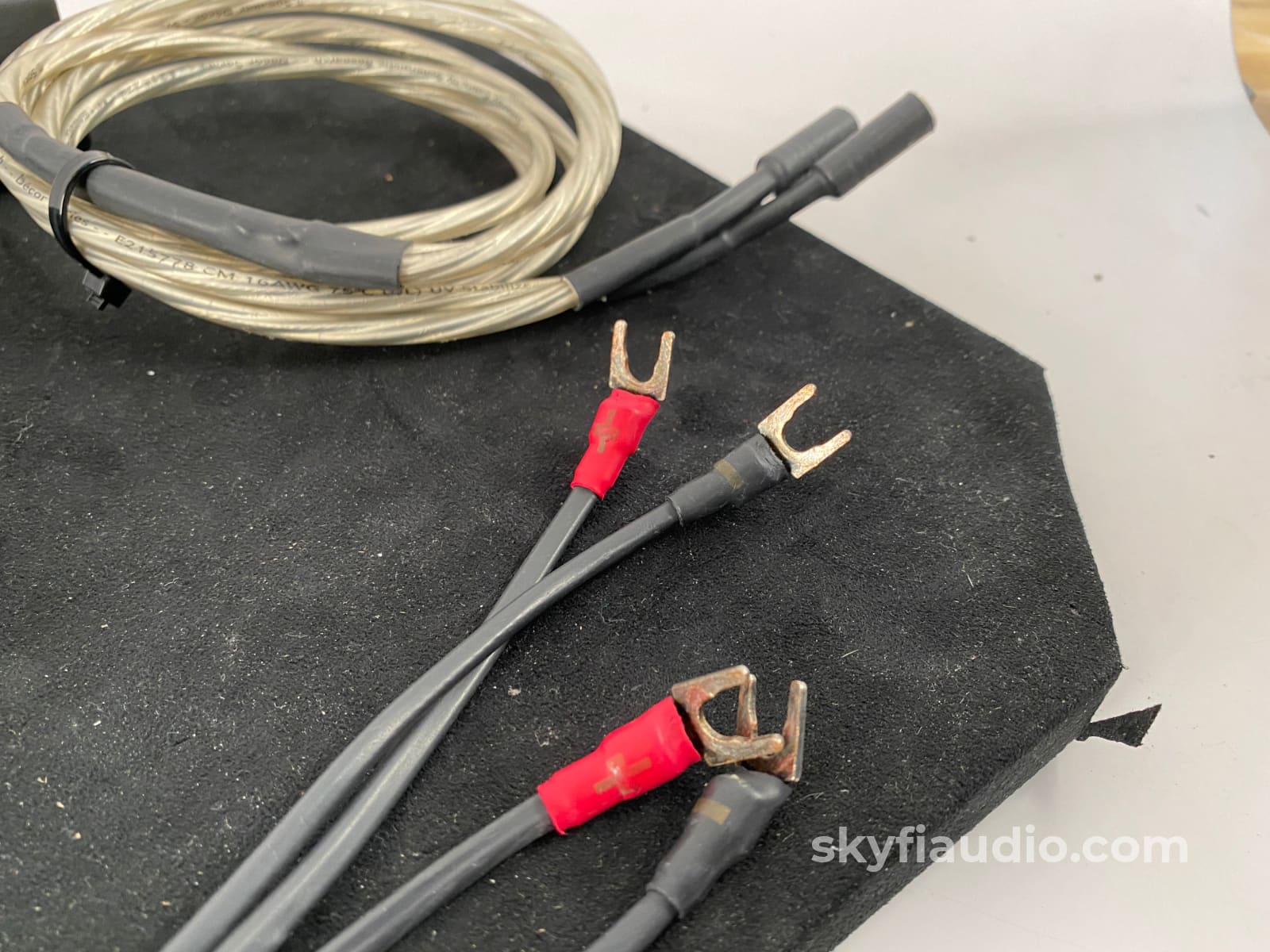 Synergistic Research - Tesla Accelerator Speaker Cable With Active Power 2M Cables