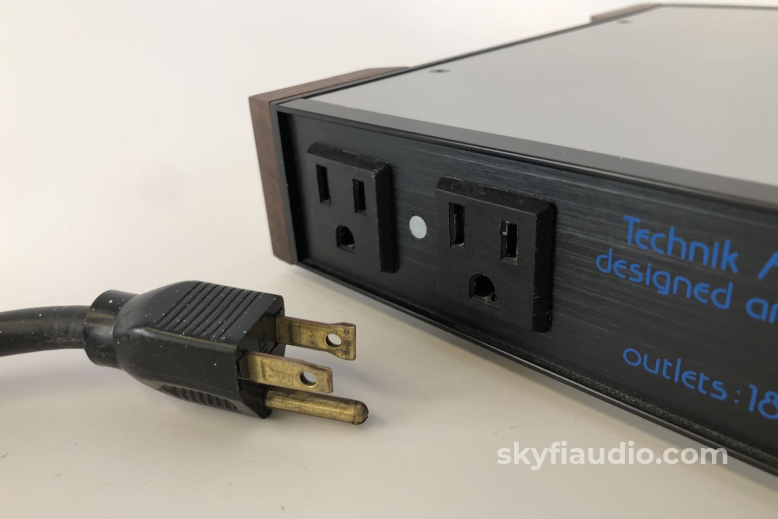 Tag (Technik Avant Garde) Audio Powerline Purifier - Black Chassis Power Conditioner