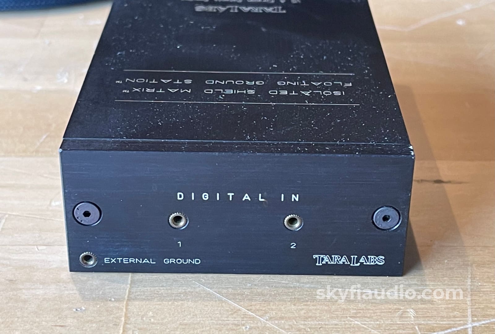 Tara Labs The One Digital Aes/Ebu Interconnect (Xlr) With Isolated Matrix Ground Station - 1M Cables