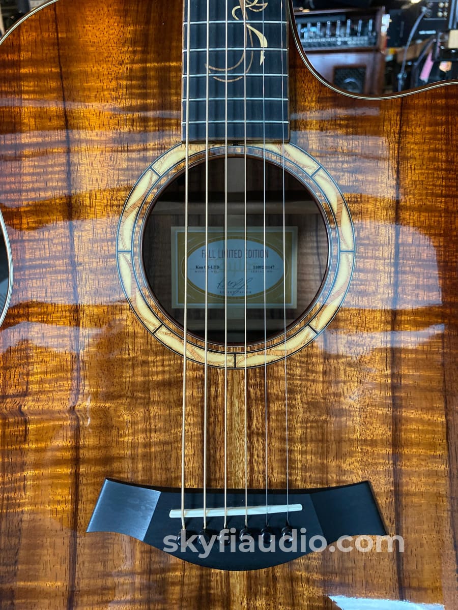 Taylor Koa Gs-Ltd 2011 Fall Limited Acoustic-Electric In Shaded Edge Burst Accessory