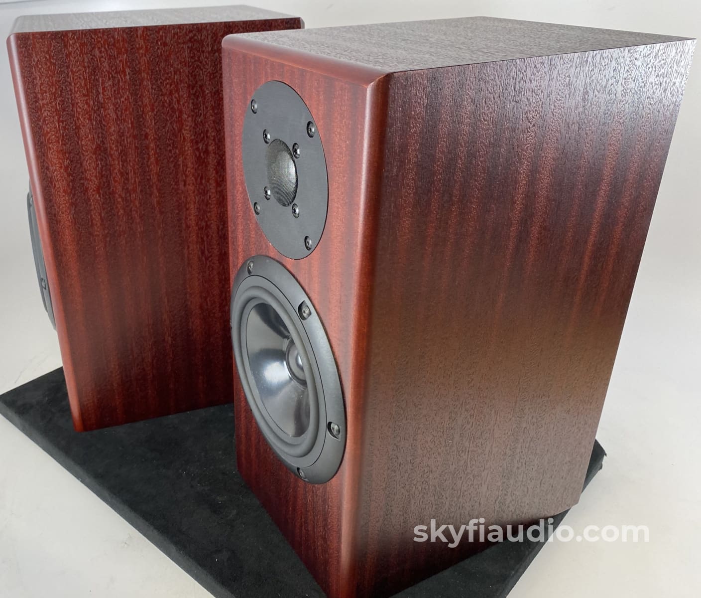 Totem Rainmaker Bookshelf Speakers In Mahagony - Big Sound