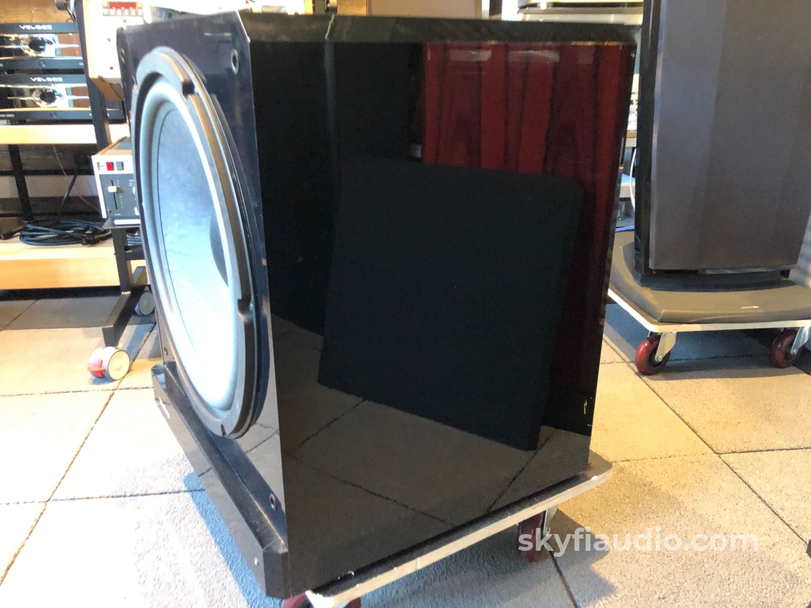 Velodyne Servo F-1800R Ii Subwoofer - 600W And Monstrous 18 Driver Speakers