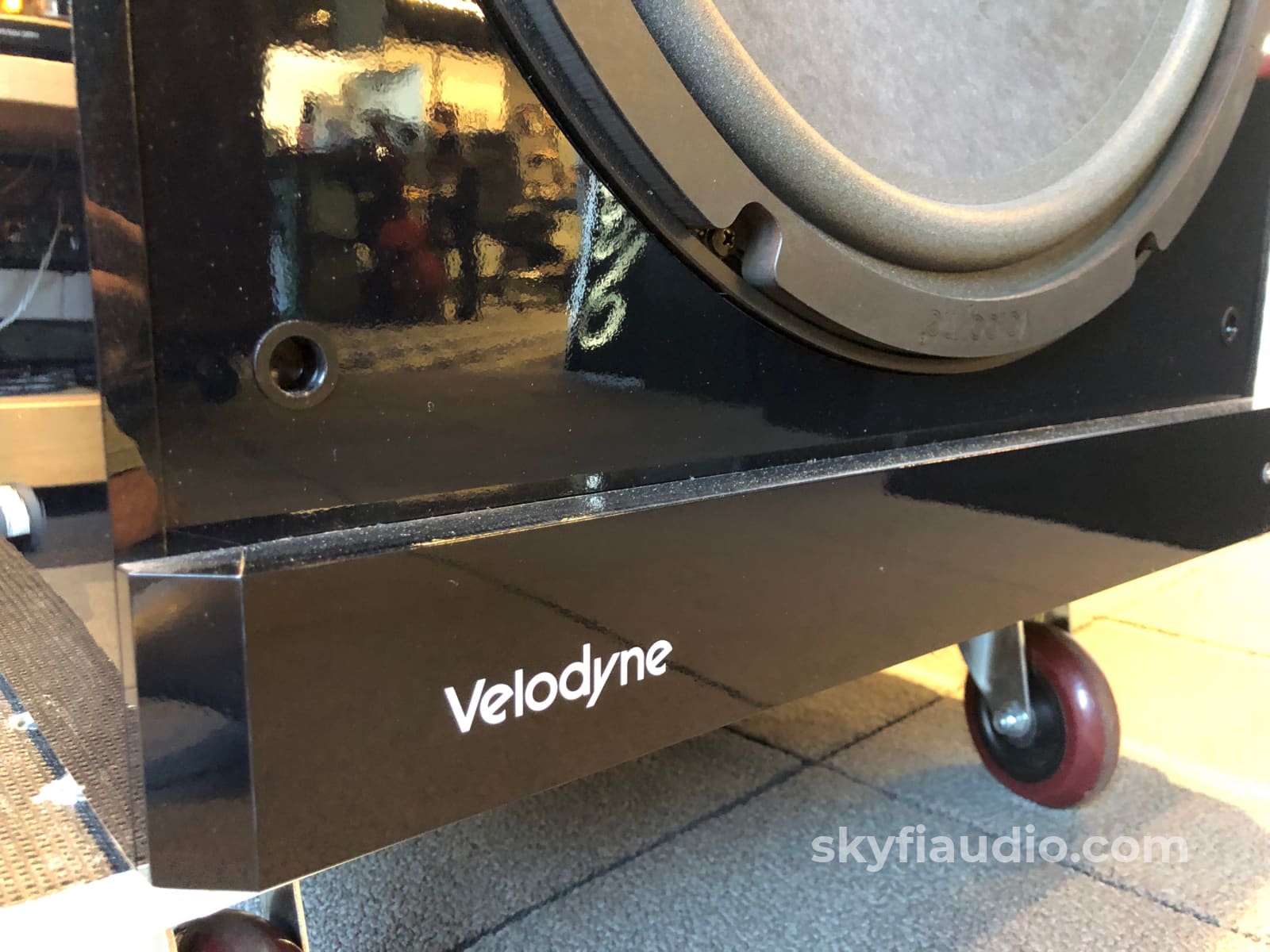 Velodyne Servo F-1800R Ii Subwoofer - 600W And Monstrous 18 Driver Speakers