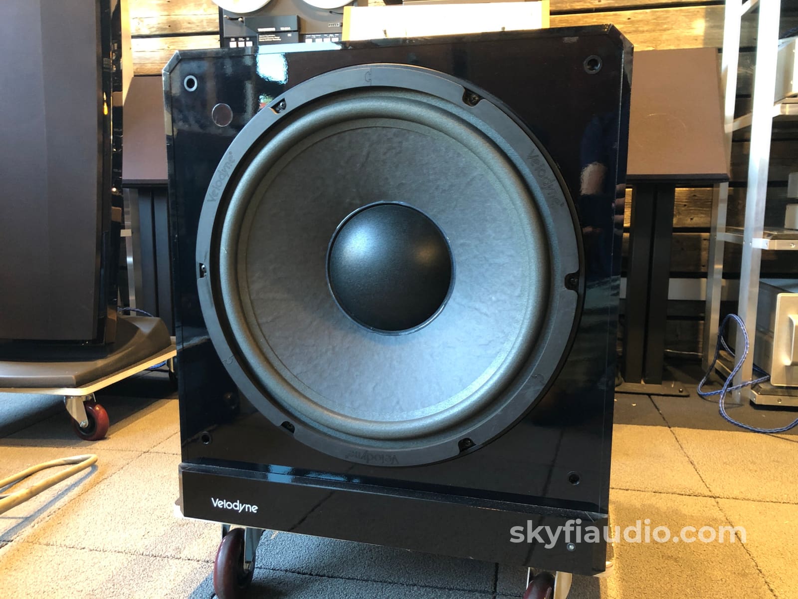 Velodyne Servo F-1800R Ii Subwoofer - 600W And Monstrous 18 Driver Speakers
