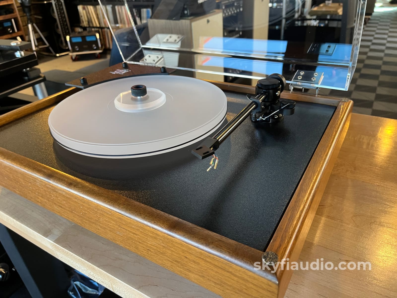 VPI HW-19 Junior Turntable - AudioQuest PT-6 Tonearm - New Ortofon 2M