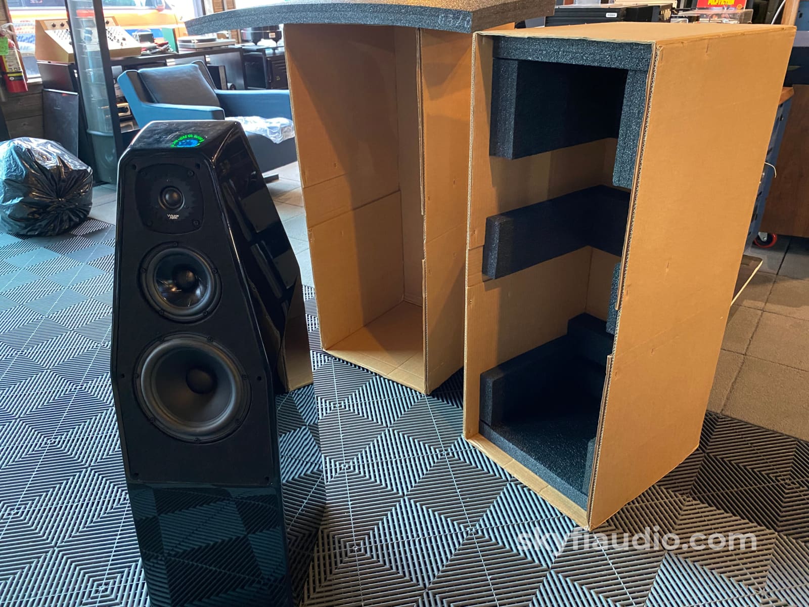 Wilson Audio Sabrina Speakers In Gloss Black