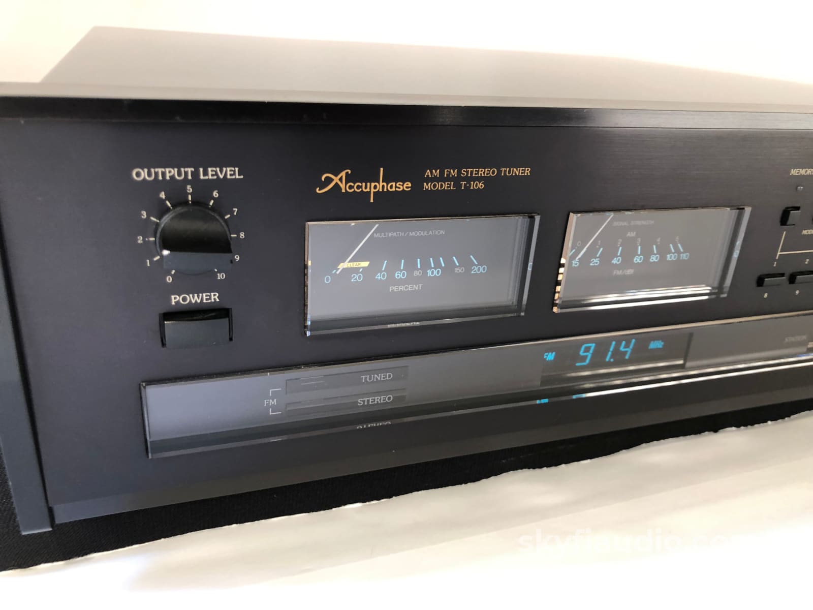 Accuphase T-106 Digital AM-FM Stereo Tuner