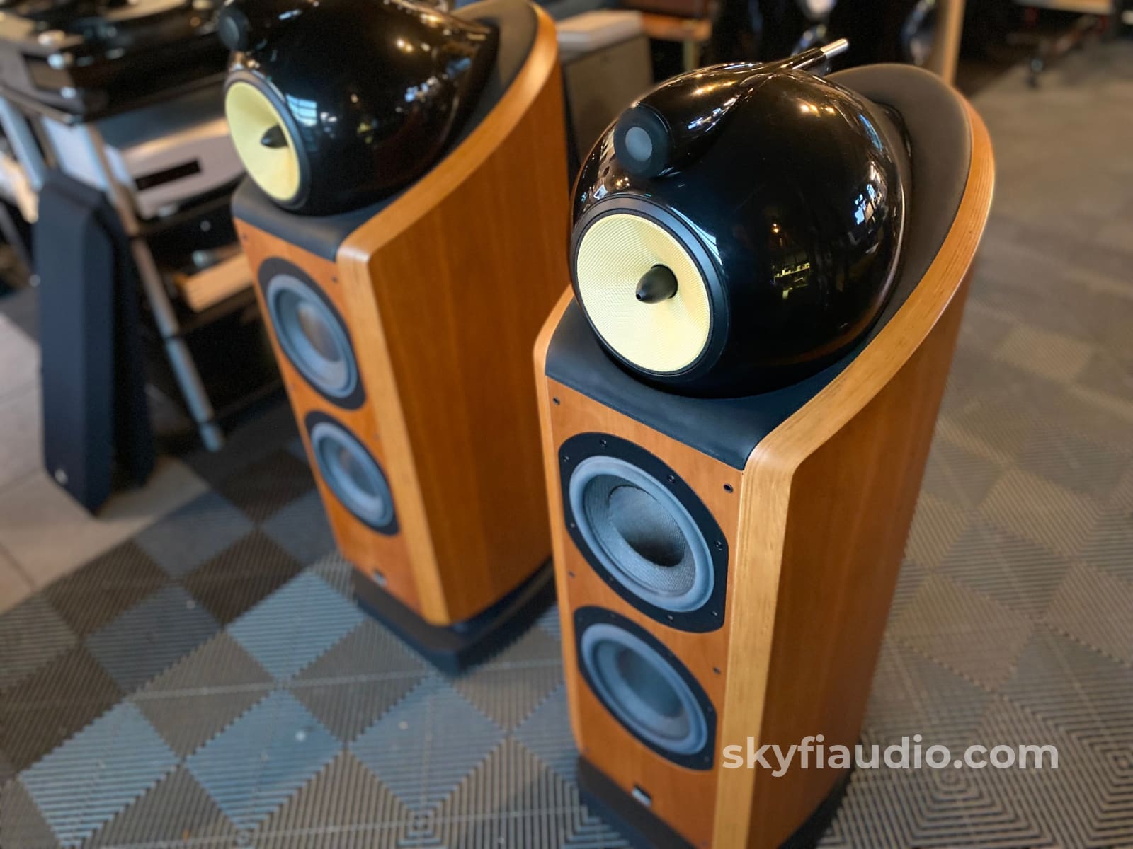 Bowers & Wilkins 802D Speakers In Cherrywood - Like New – SkyFi Audio