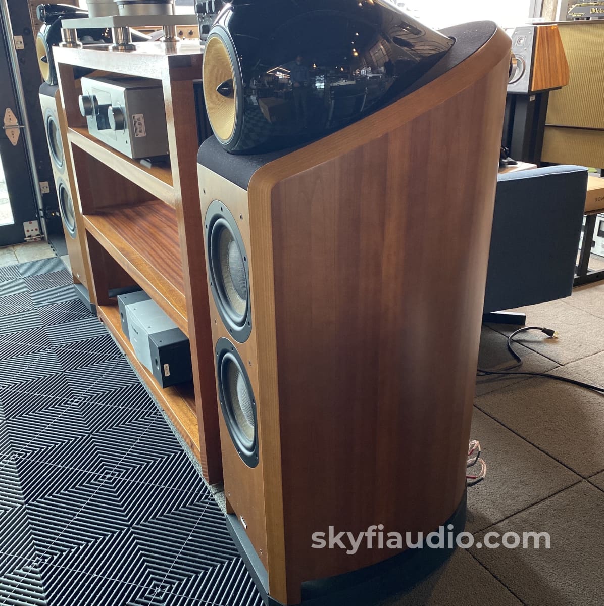 B&W (Bowers & Wilkins) Nautilus 802 Speakers in Cherry