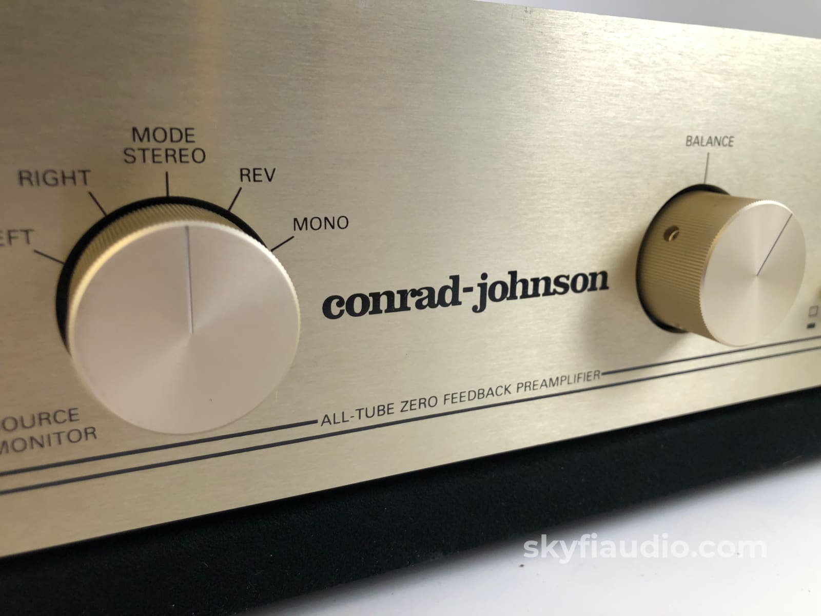 Conrad-Johnson Pv11 Tube Preamp With Phono Input Preamplifier