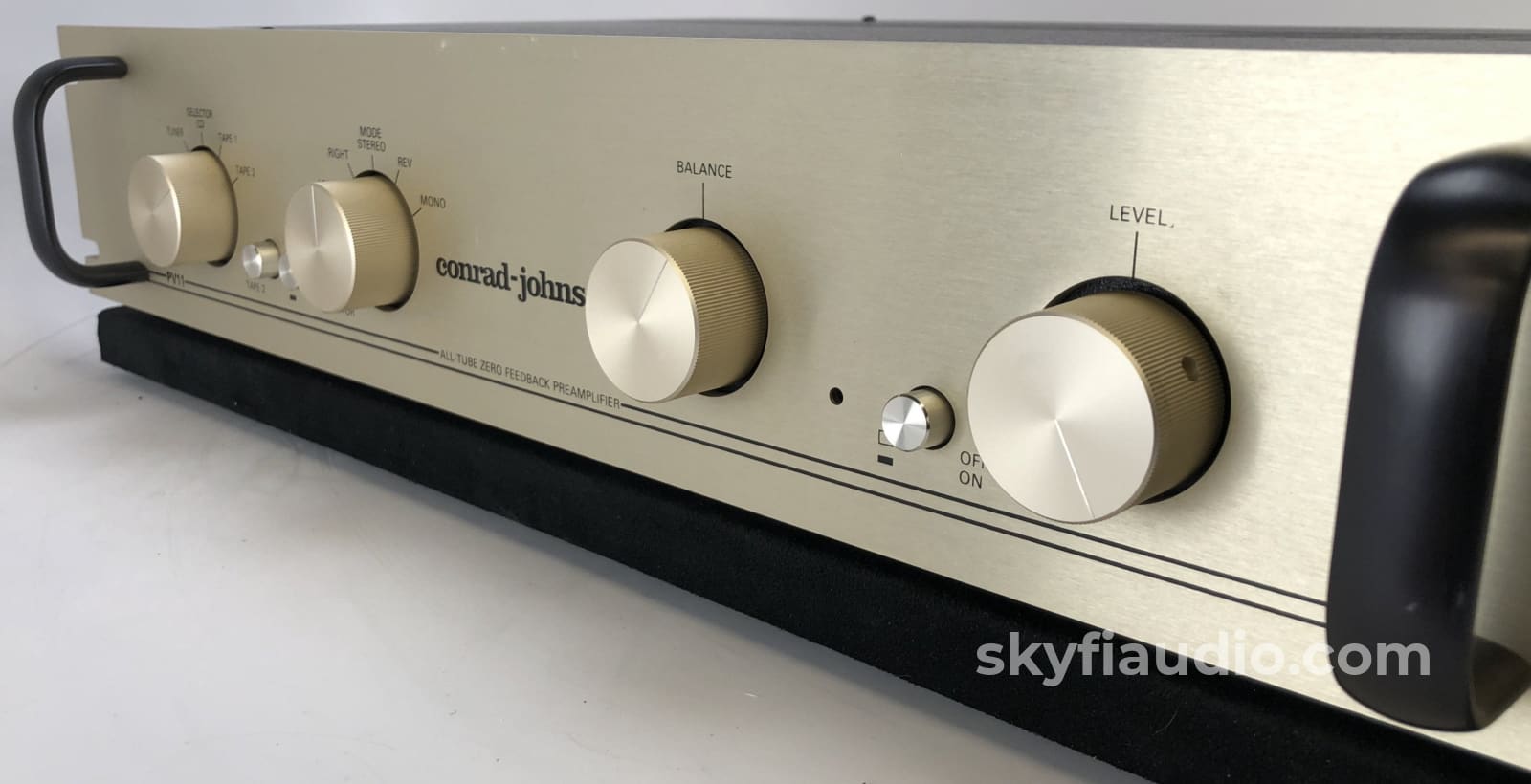 Conrad-Johnson Pv11 Tube Preamp With Phono Input Preamplifier