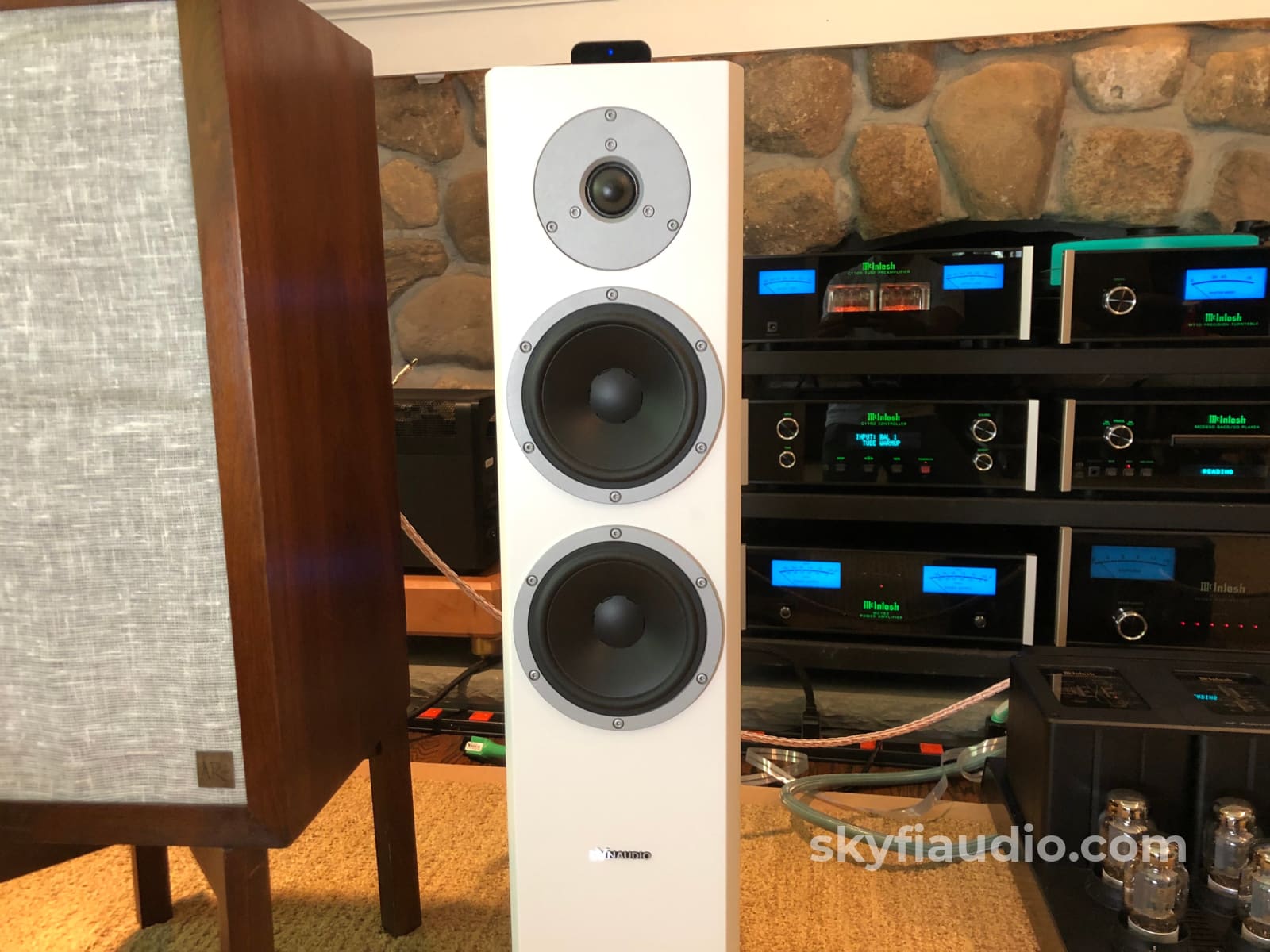 Dynaudio Xeo 6 Powered Speakers In White - Gorgeous!