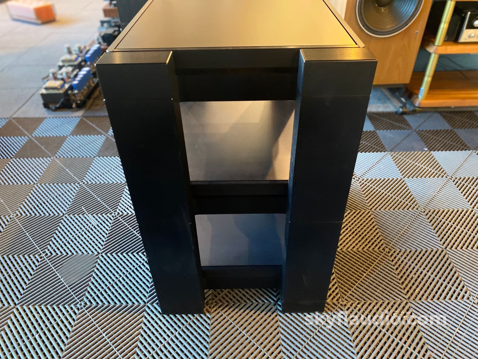 HRS VXR 3 Shelf Isolation Rack – SkyFi Audio