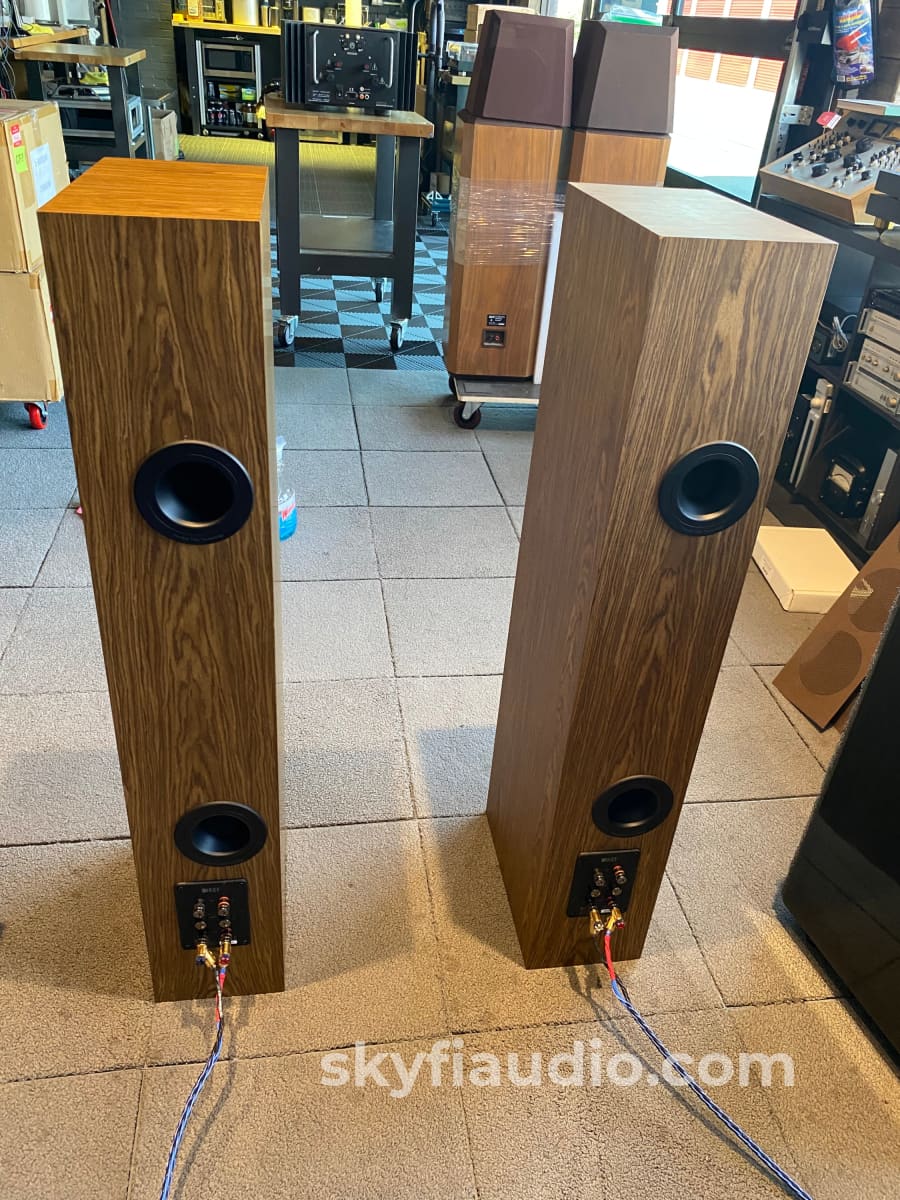 Kef R5 Floorstanding Speakers In Gorgeous Walnut - Like New