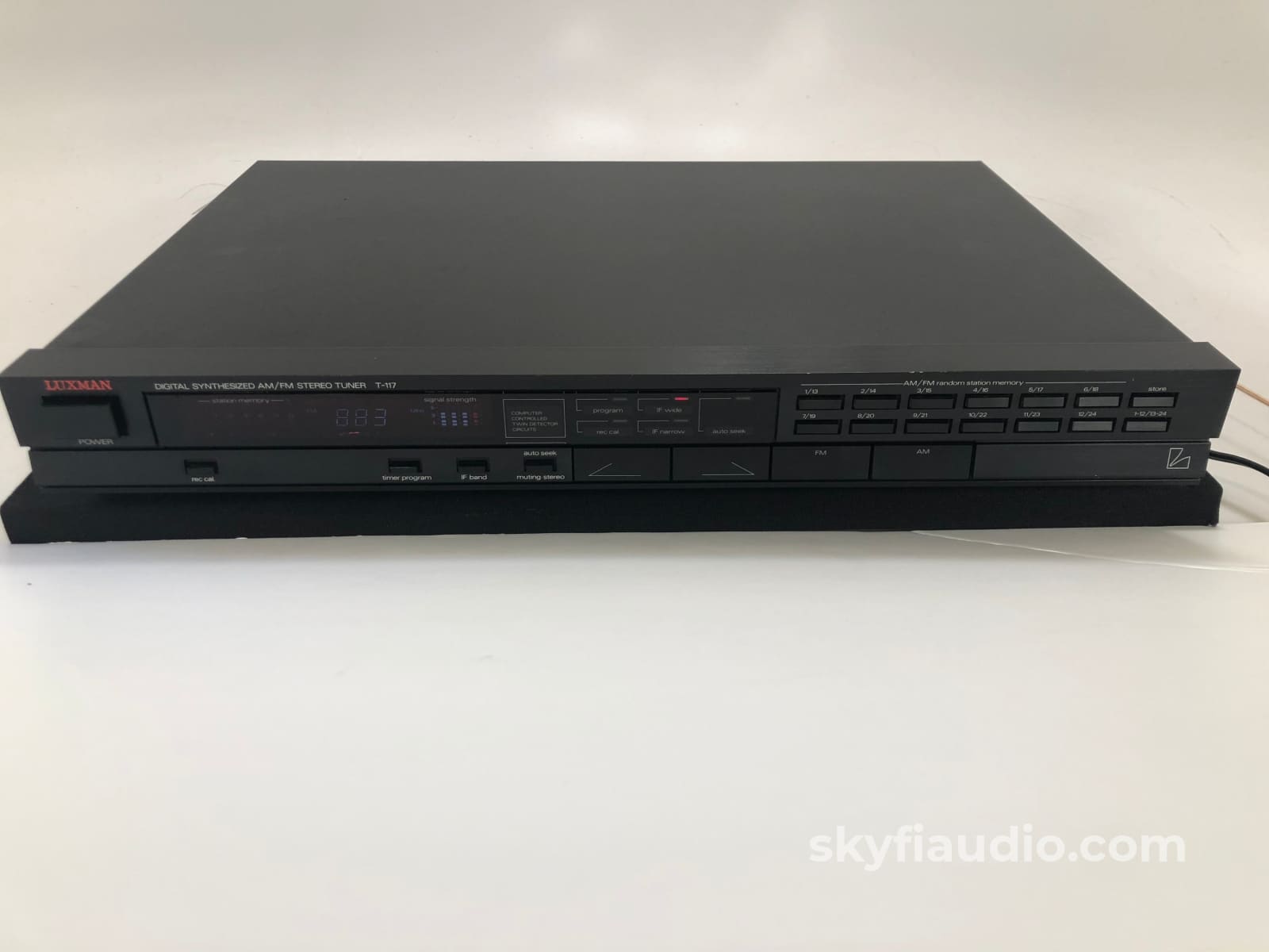 Luxman T-117 Digital Synthesized AM/FM Stereo Tuner