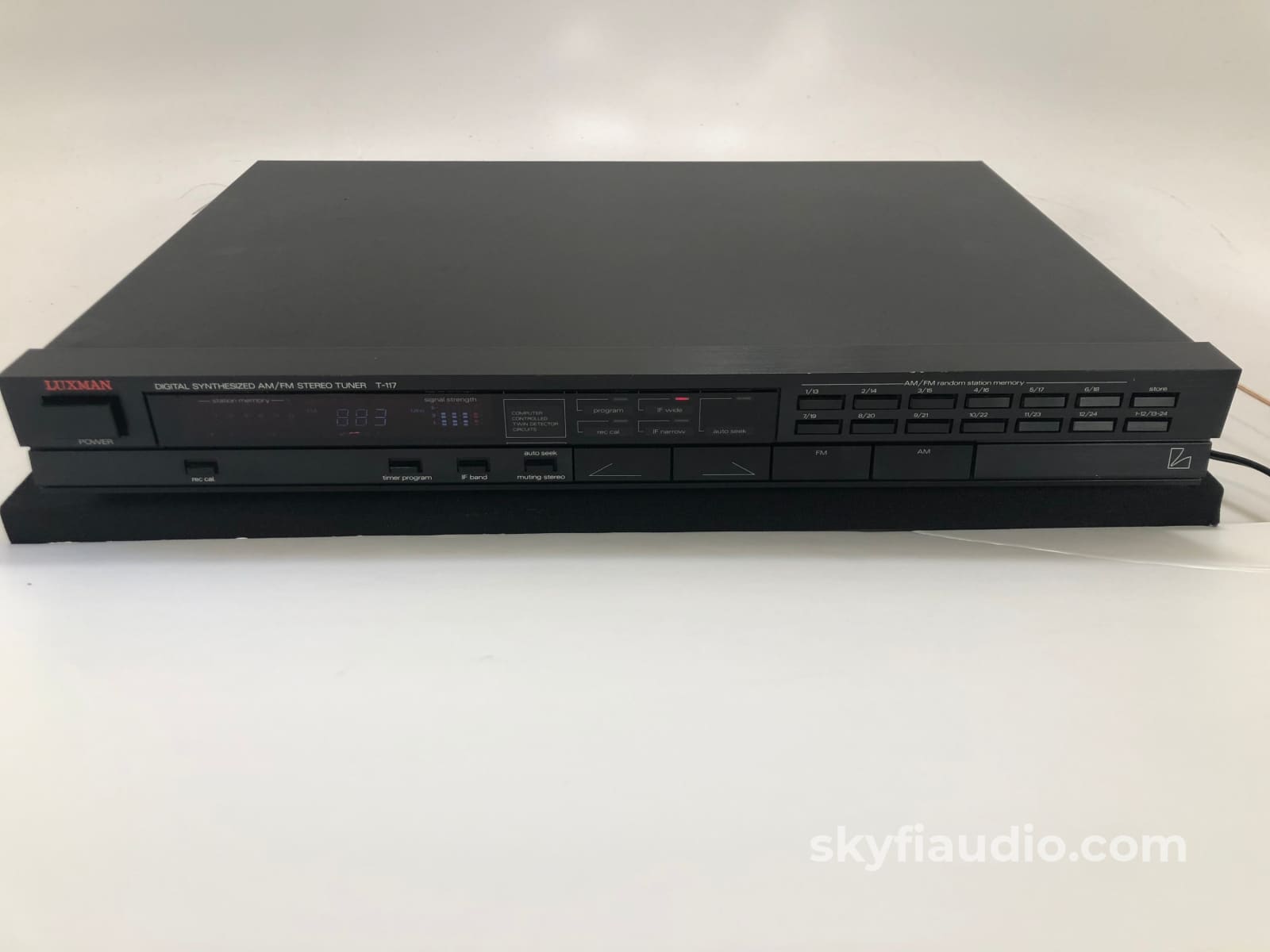 Luxman T-117 Digital Synthesized Am/Fm Stereo Tuner