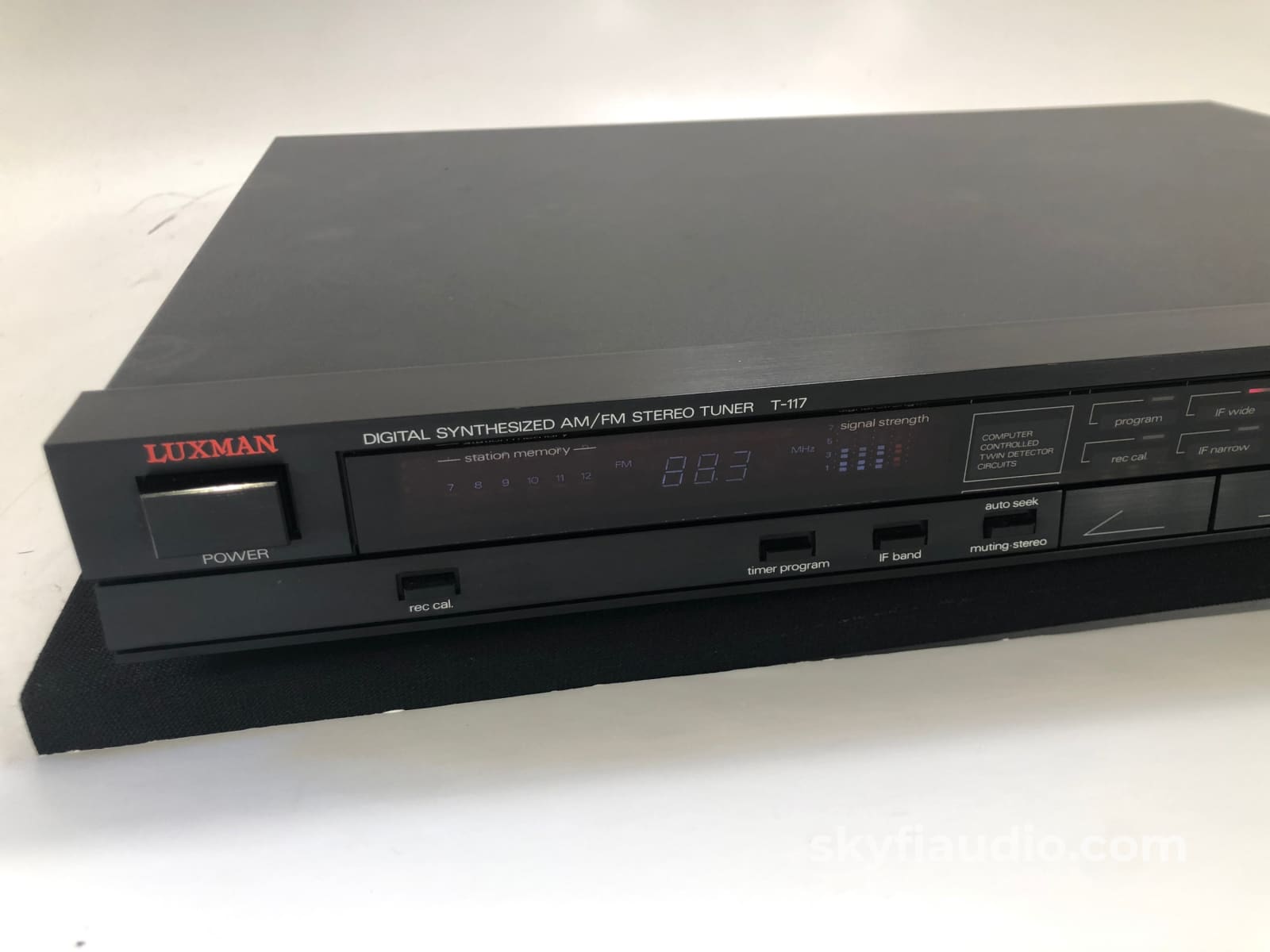 Luxman T-117 Digital Synthesized AM/FM Stereo Tuner