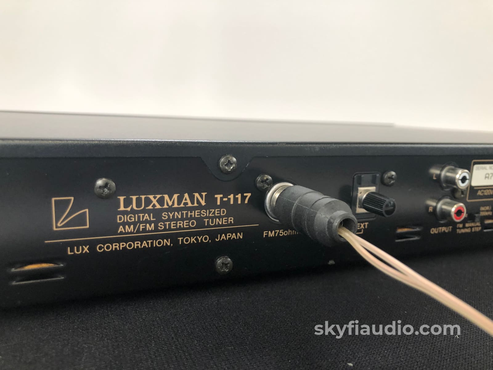 Luxman T-117 Digital Synthesized AM/FM Stereo Tuner