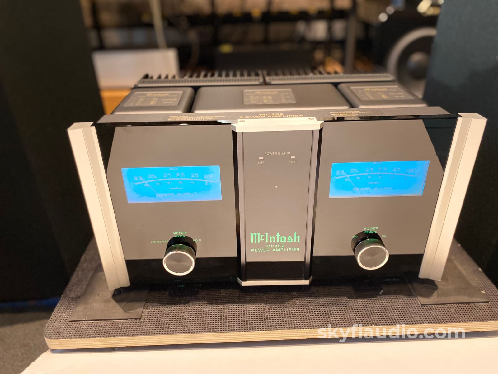 Mcintosh Mc252 Solid State Amplifier With 250Wpc