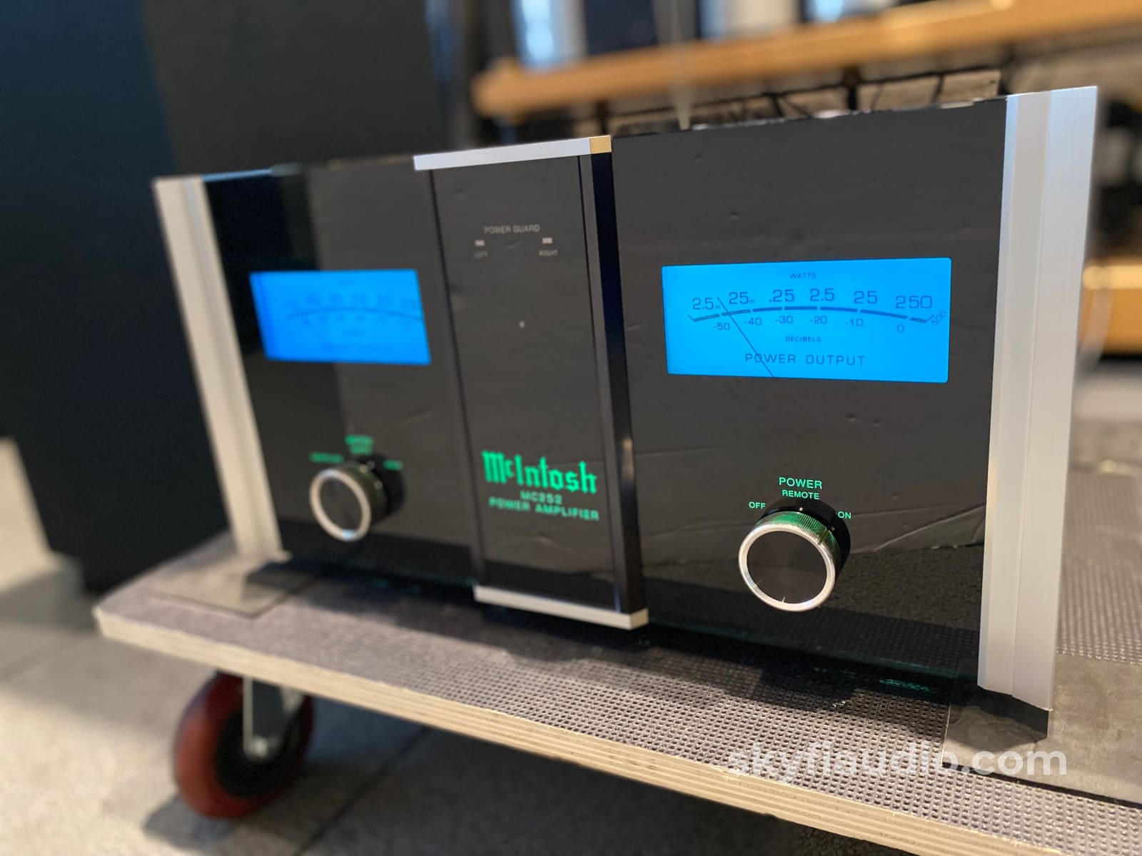 Mcintosh Mc252 Solid State Amplifier With 250Wpc