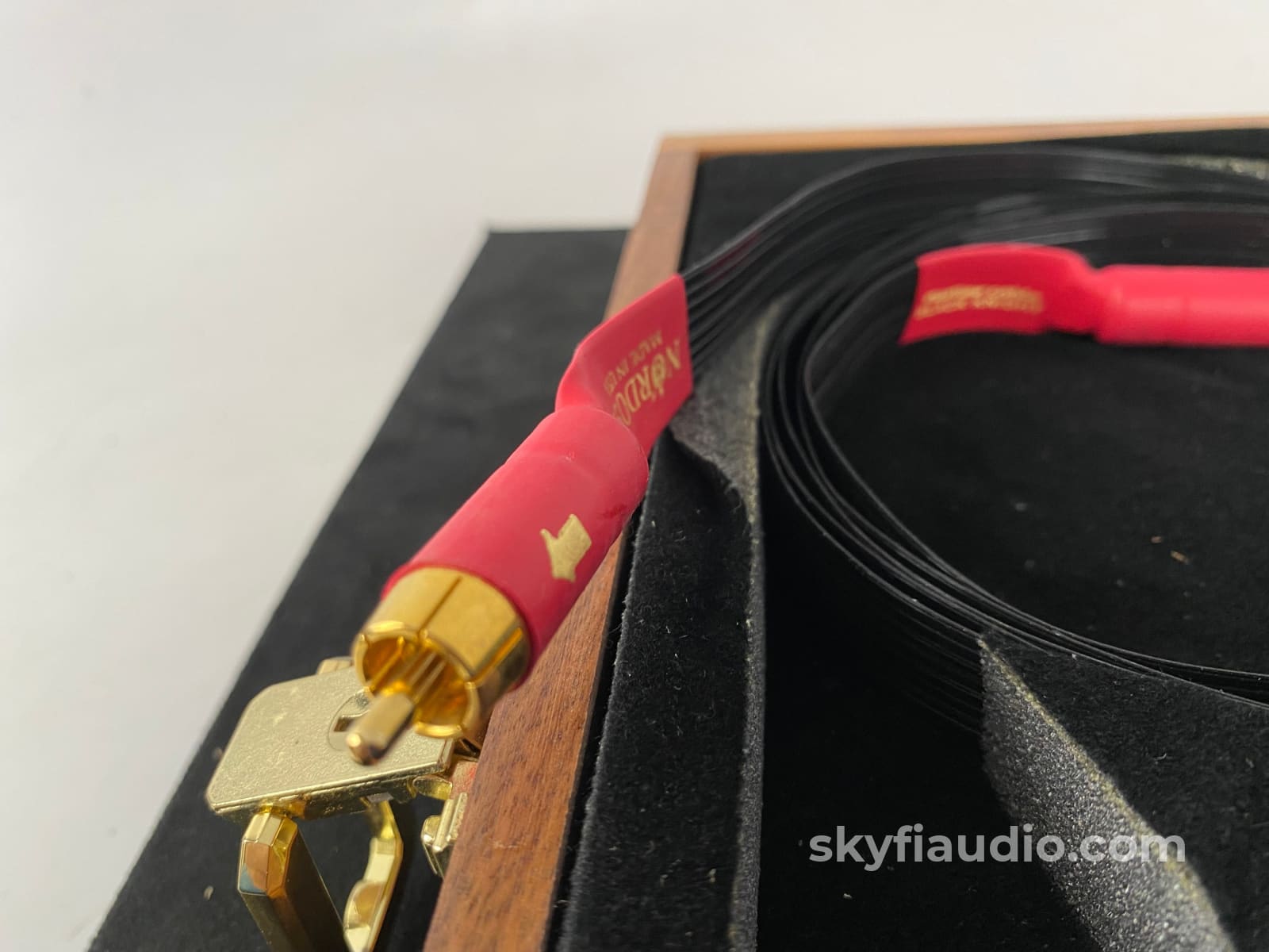 Nordost Black Knight Rca Interconnects With Wood Case - 2M Cables