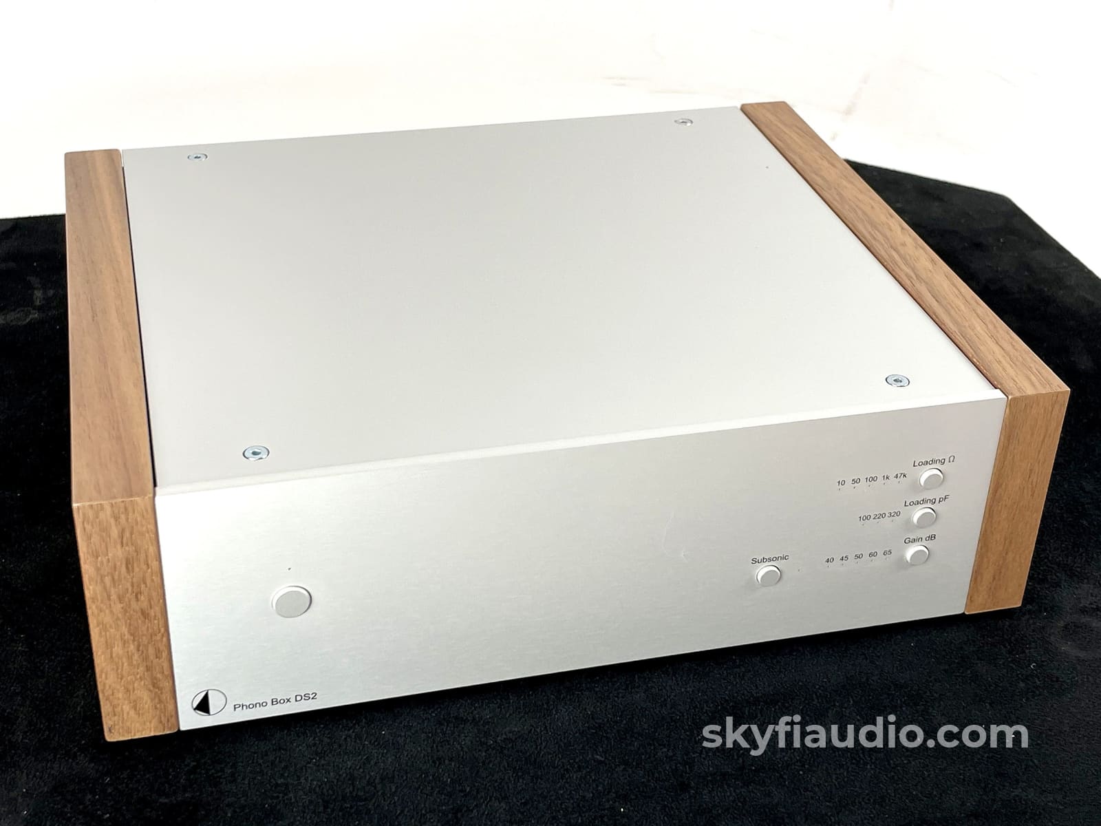 Pro-Ject Phono Box DS2 in Silver and Walnut, Phono Preamplifier