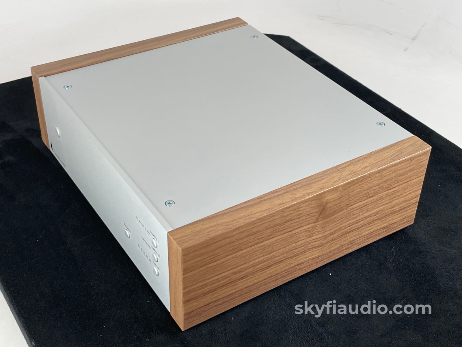 Pro-Ject Phono Box DS2 in Silver and Walnut, Phono Preamplifier