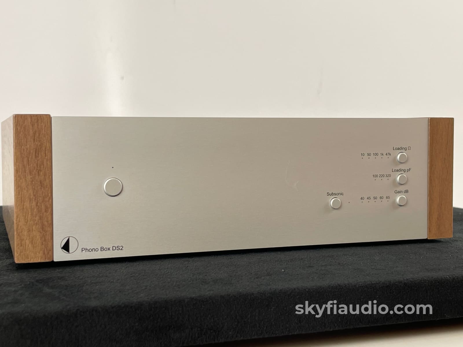 Pro-Ject Phono Box DS2 in Silver and Walnut, Phono Preamplifier