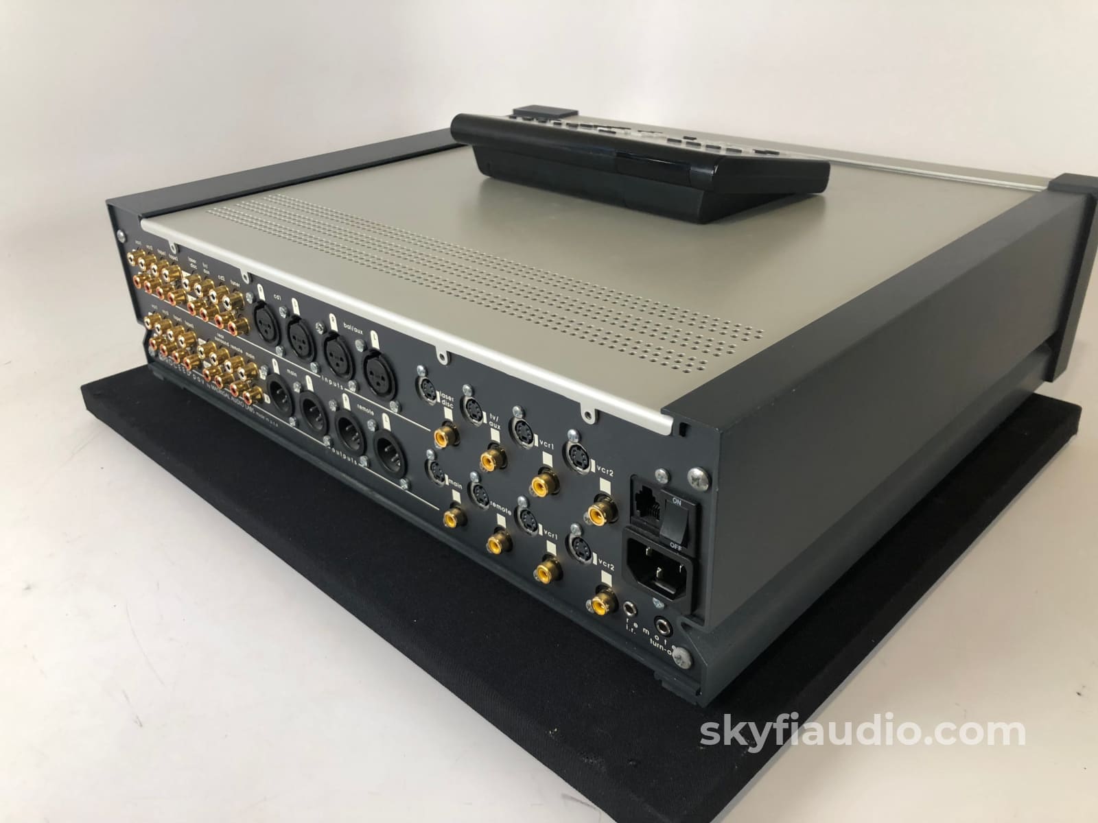Proceed By Mark Levinson Pav Theater Processor / Stereo Preamp Preamplifier