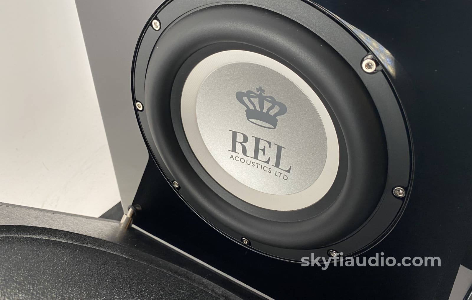 Rel Acoustics T/7I Powered Subwoofer 200W Class A/B Design Amplifier 8 Driver Speakers