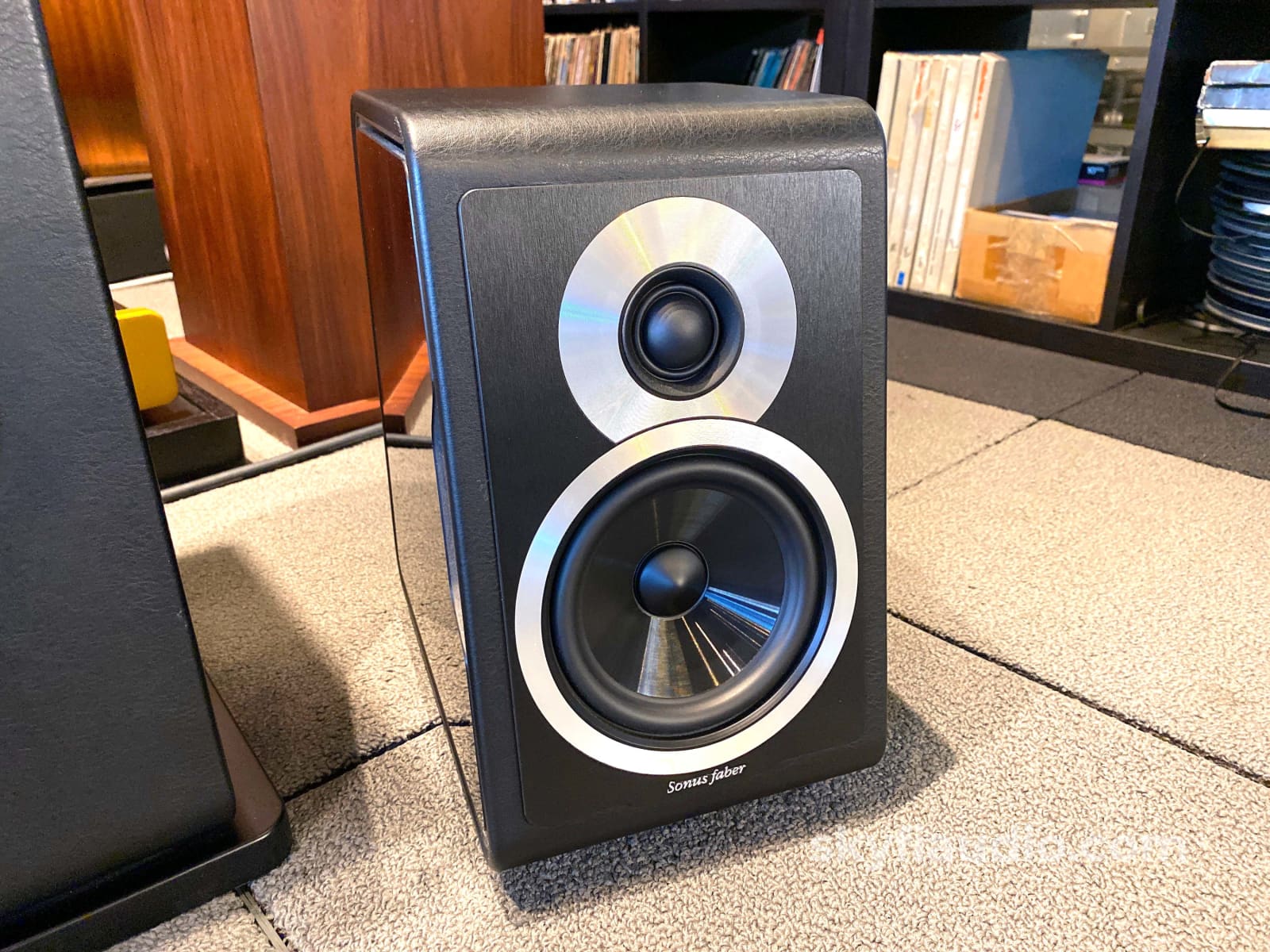 Sonus Faber Chameleon B - Bookshelf Speakers In White/Black