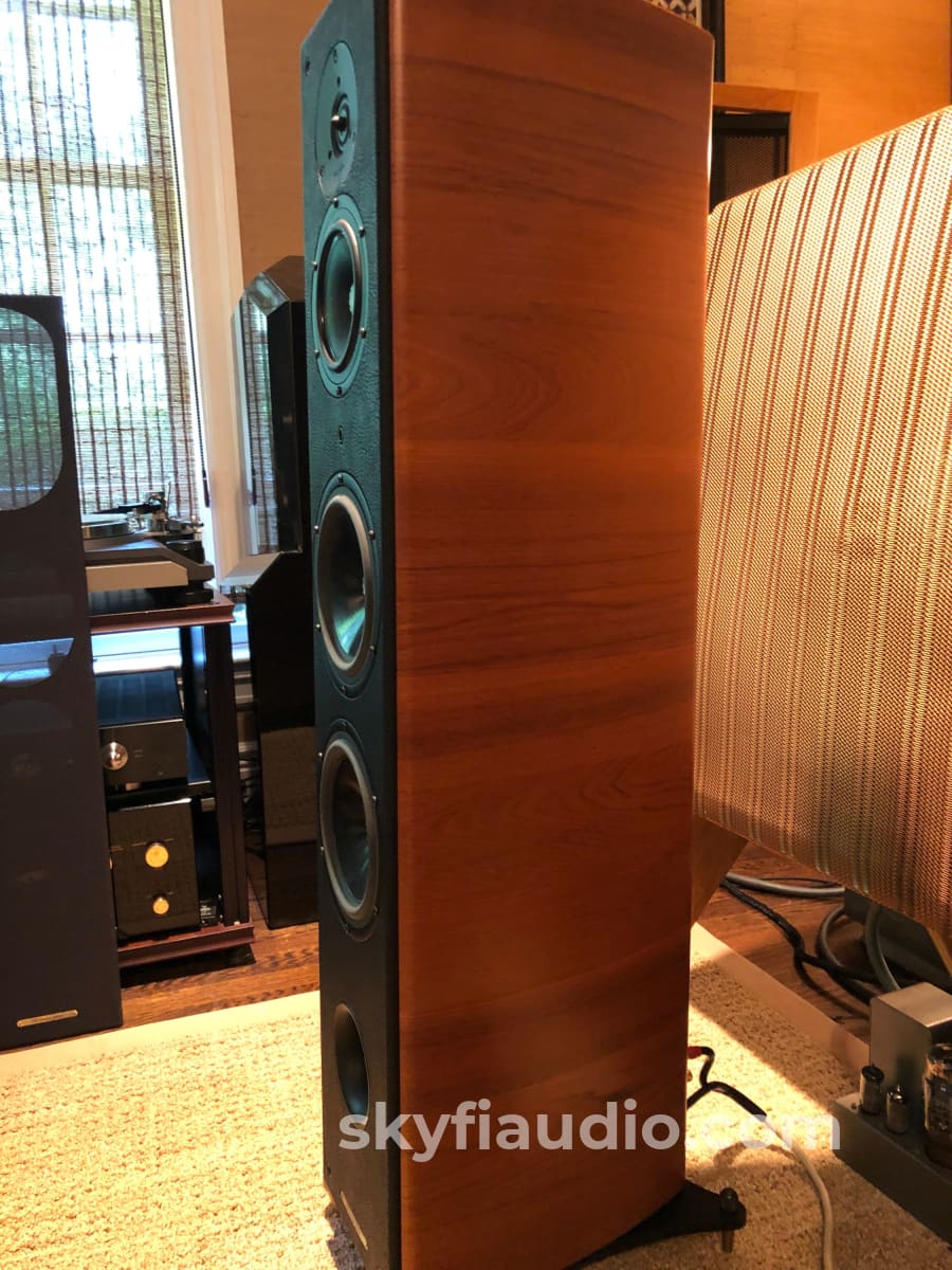 Sonus Faber Grand Piano Domus - Our Best Looking Speakers!