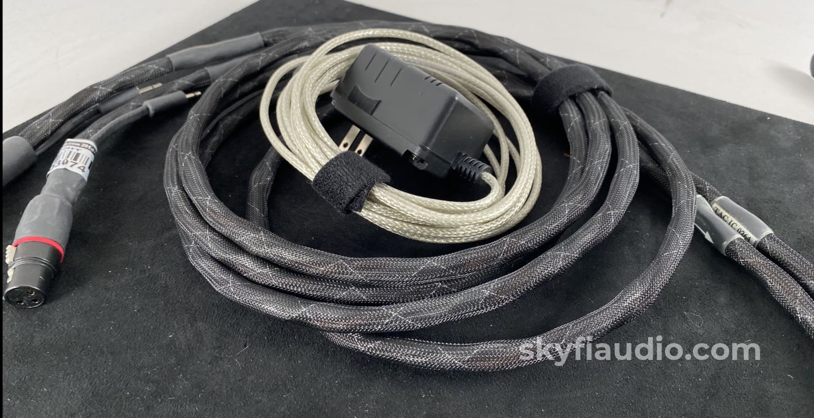 Synergistic Research - Tesla Accelerator Xlr With Active Power 2M Cables