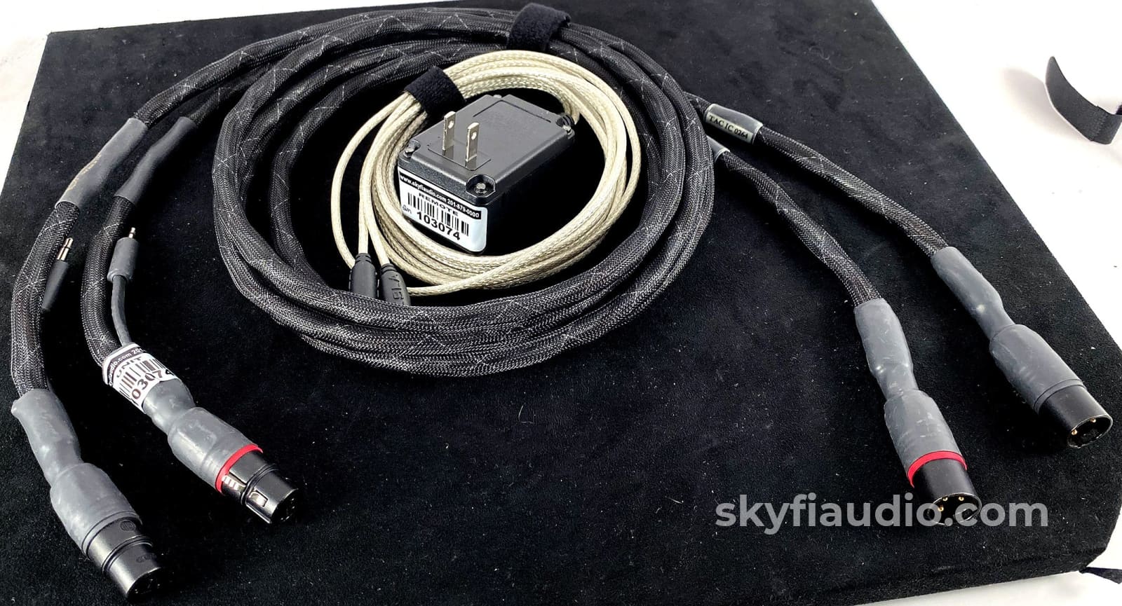 Synergistic Research - Tesla Accelerator Xlr With Active Power 2M Cables