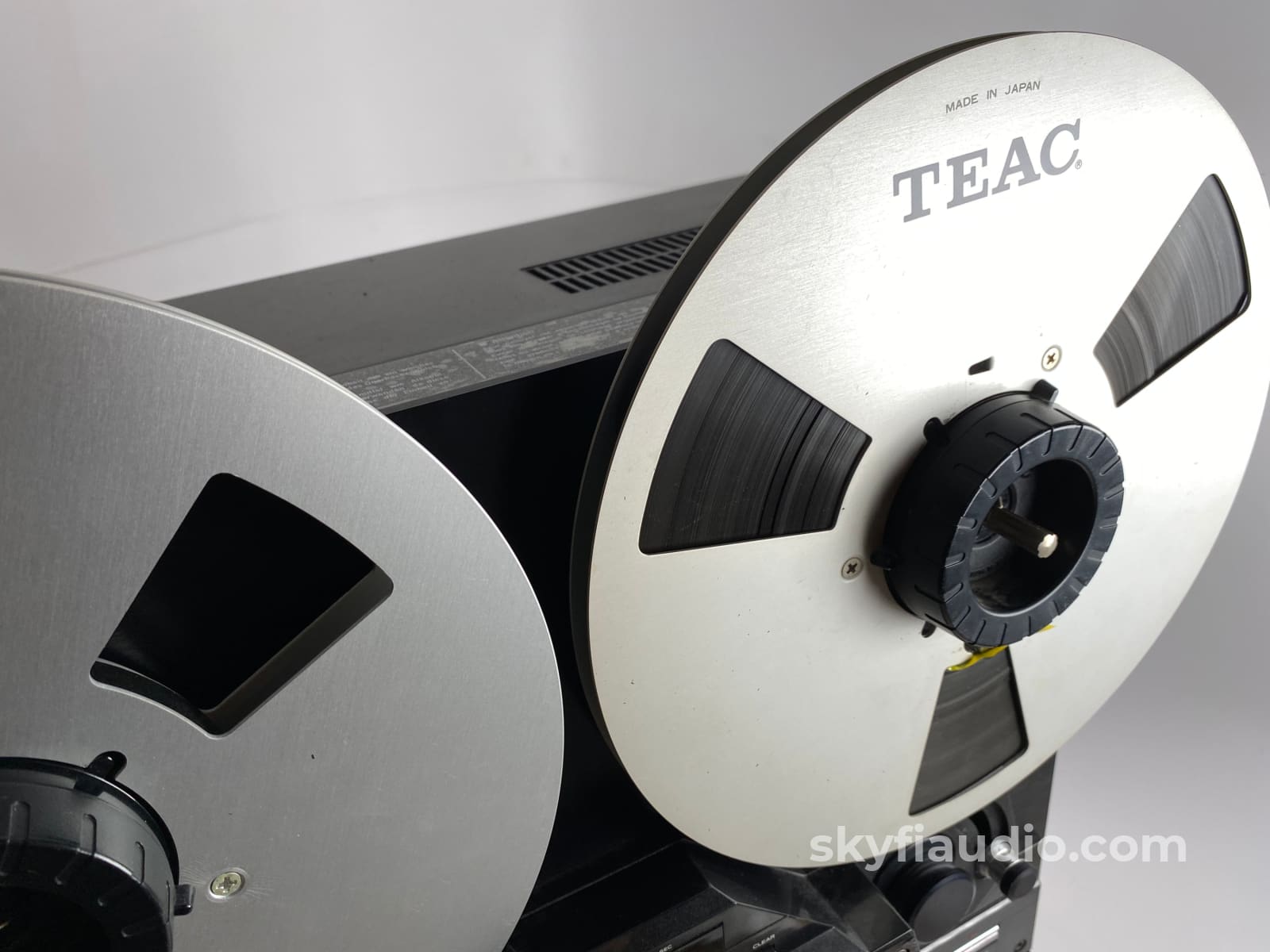 Pumping some heavy beats on dad's TEAC X-2000R Reel to Reel Tape Deck 🔥😁  @teac_global #teac #teacx2000r #reeltoreeltape #reelt